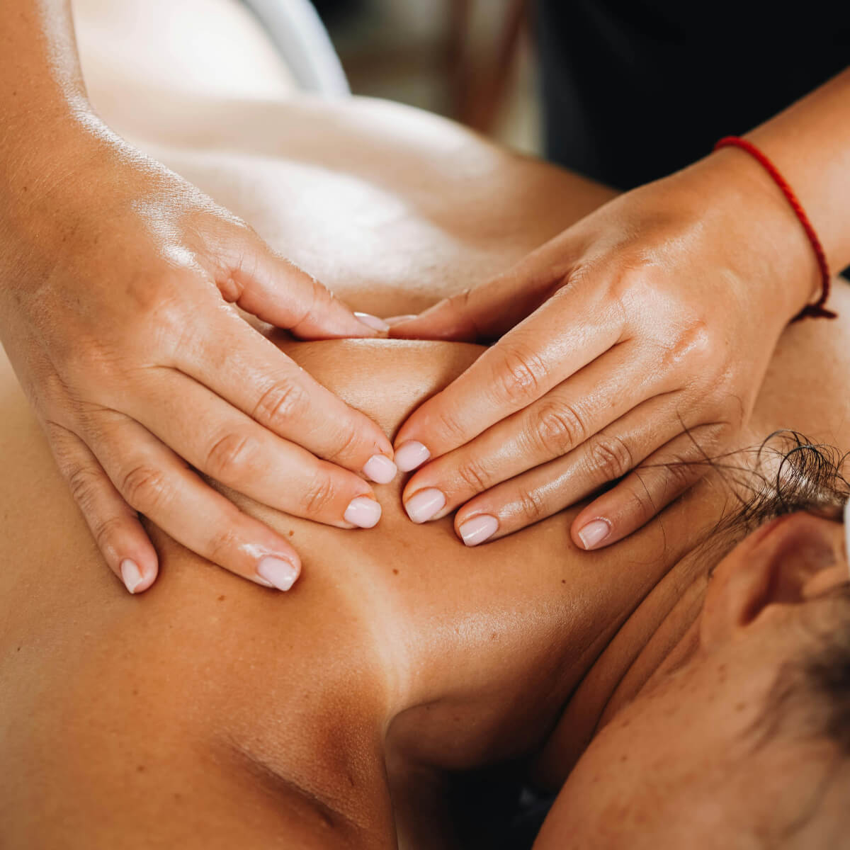 Akupressur-Behandlung – gezielter Fingerdruck auf Druckpunkte in Opfikon bei Zürich